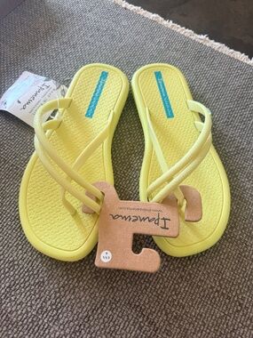NWT Ipanema x Shakira Women's Meu Sol Rasteira AD Thong Sandals - size 6